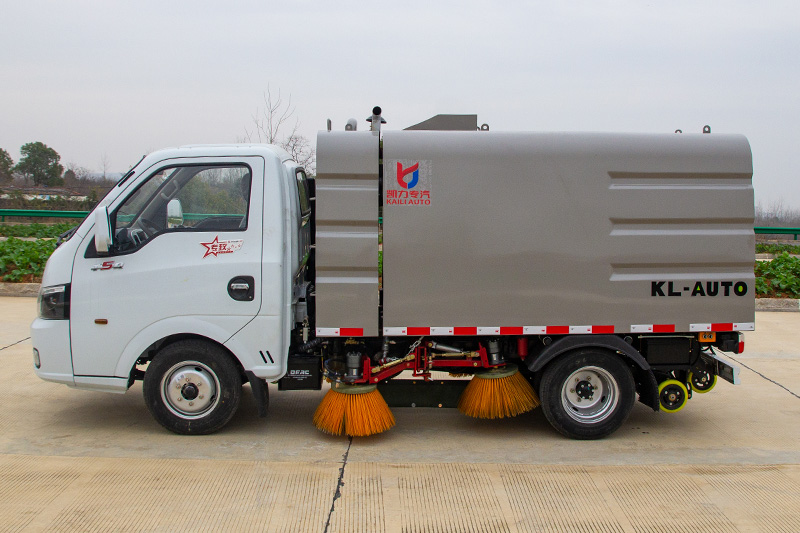 东风途逸扫路车  1.5方垃圾箱 0.5方清水箱