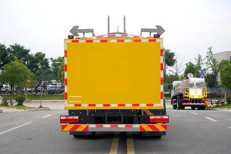 东风D9洒水防撞缓冲车(2000kg-100km/h)