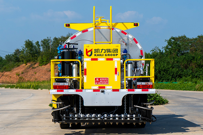 东风大多利卡（7方）沥青洒布车