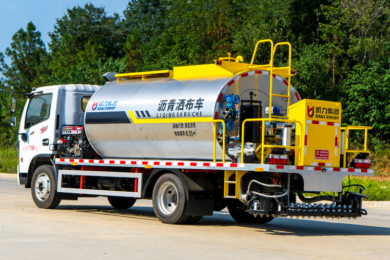 东风大多利卡（7方）沥青洒布车