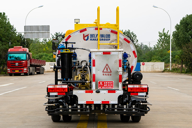 东风小多利卡（4方）洒布车