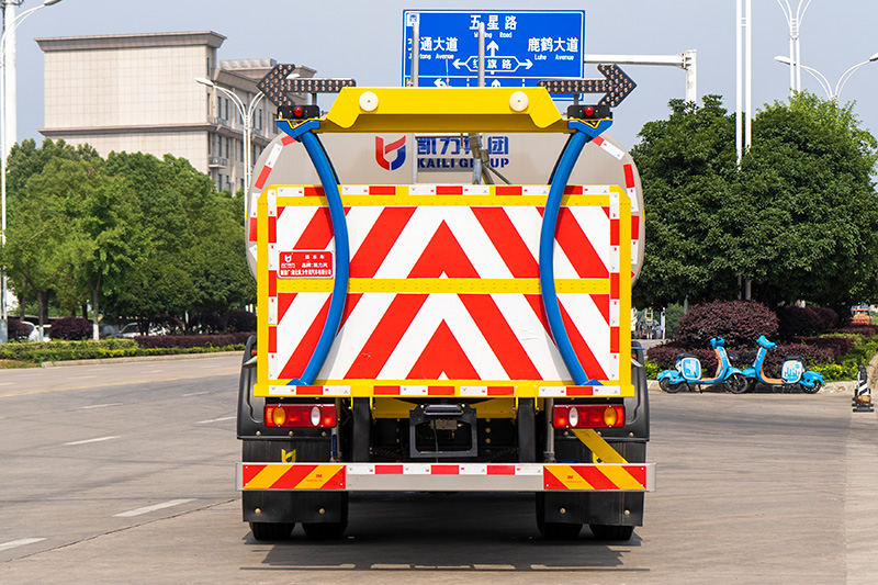 东风天锦洒水防撞车(2000kg-100km/h)