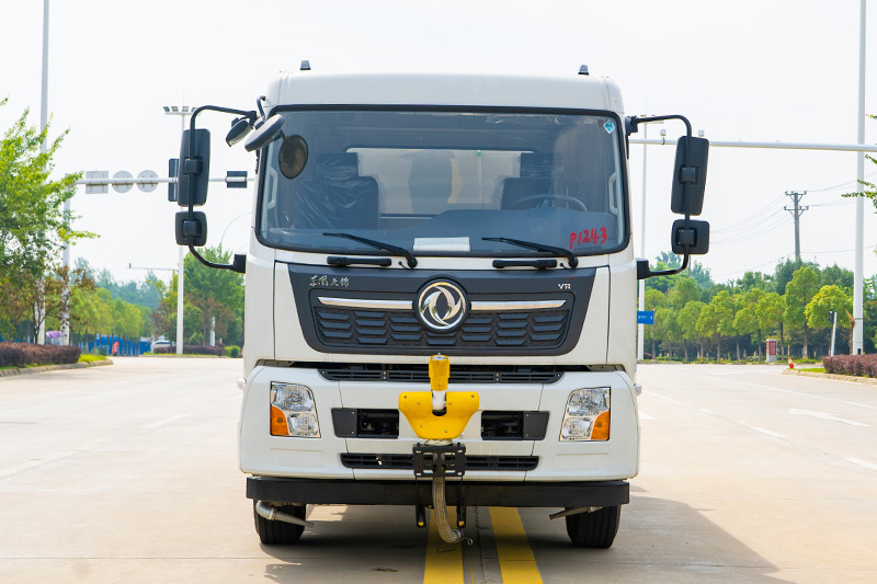 东风天锦洒水防撞车(2000kg-100km/h)