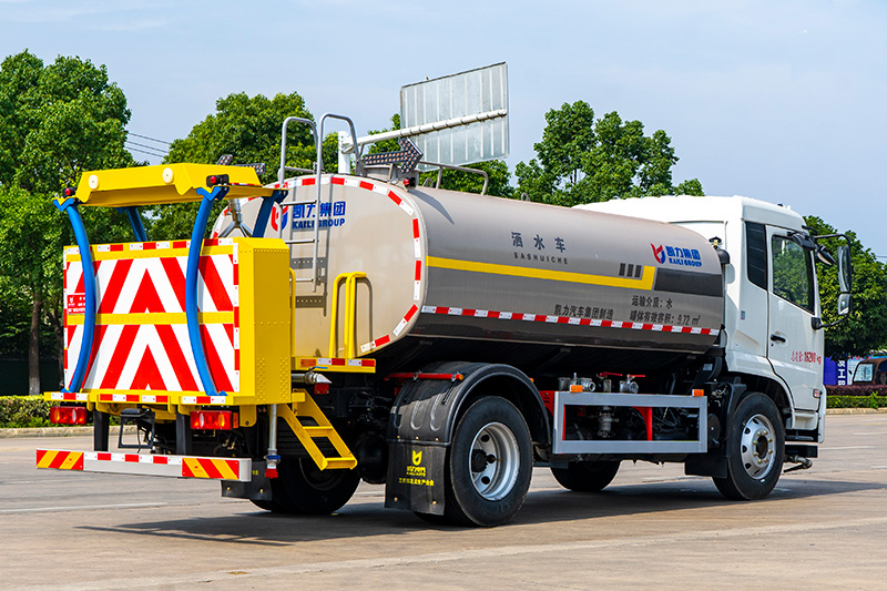 东风天锦洒水防撞车(2000kg-100km/h)